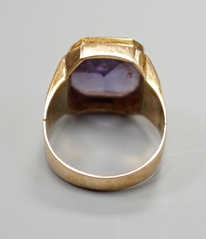 A 20th Middle Eastern yellow metal and fancy cut synthetic colour change corundum set ring, size O, gross weight 6.3 grams.
